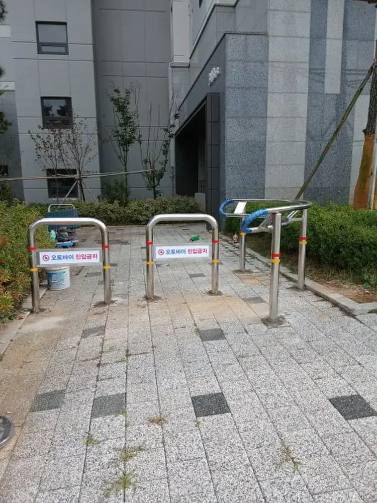 아파트 보행로 오토바이 진입금지 볼라드 설치