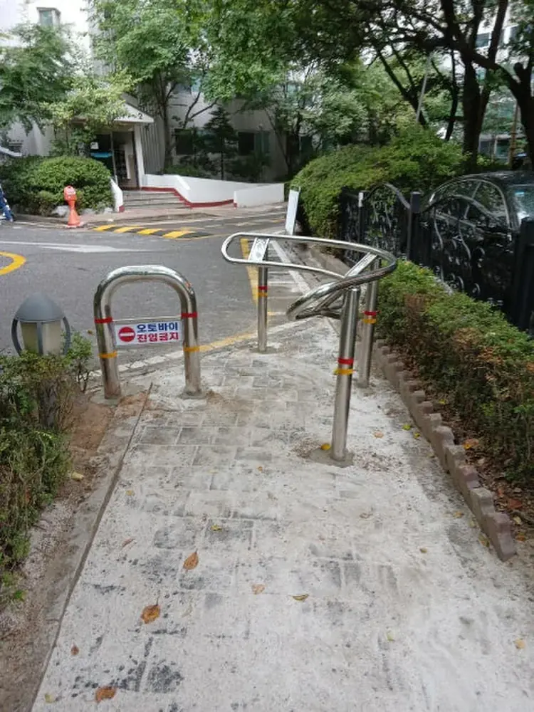 U형 원형 조합 스텐 볼라드 설치 완료 단지 인도