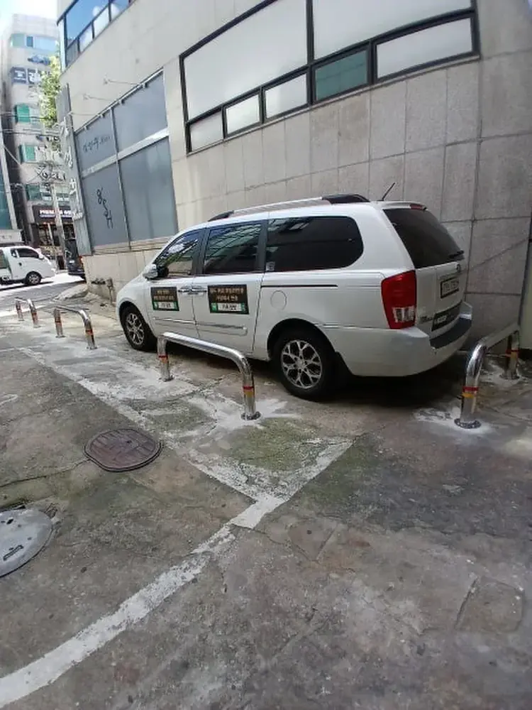 매립형 볼라드로 화물차 주정차를 차단한 상가 앞 사례