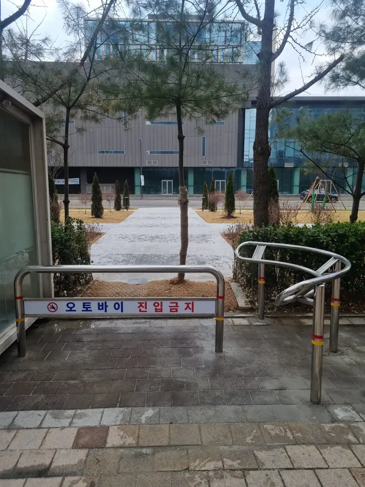 오피스텔 조경로 입구 볼라드 설치