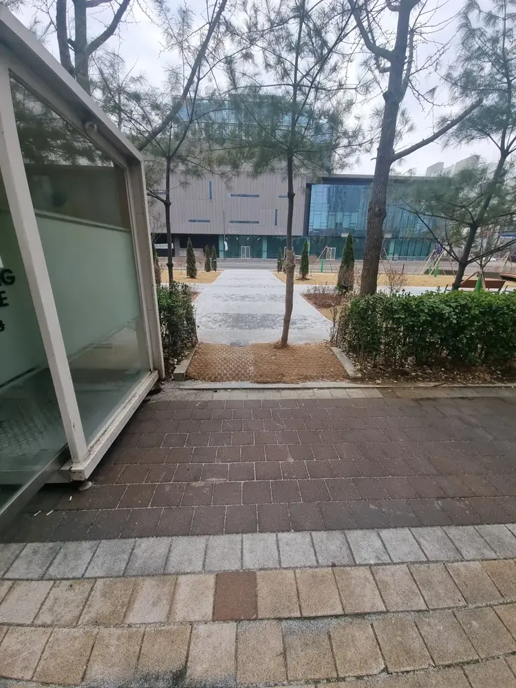 볼라드 설치 전 오피스텔 조경로 입구