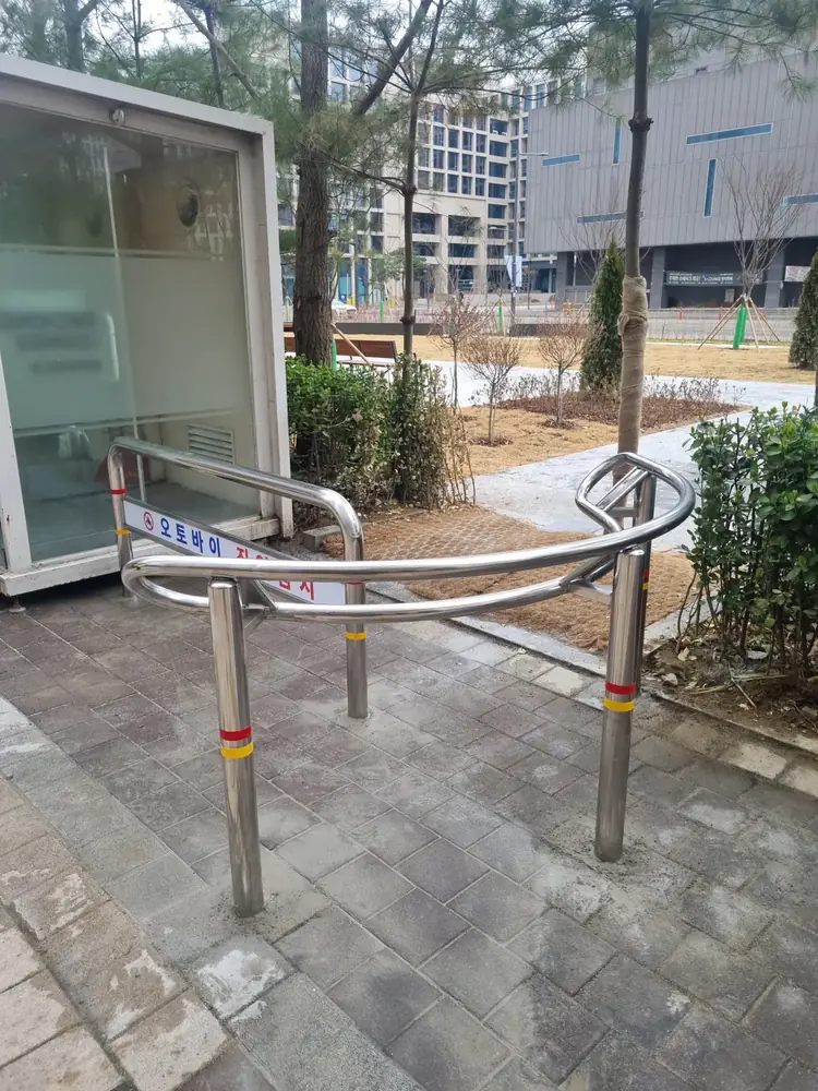 흡연부스 옆 통행로 볼라드 설치