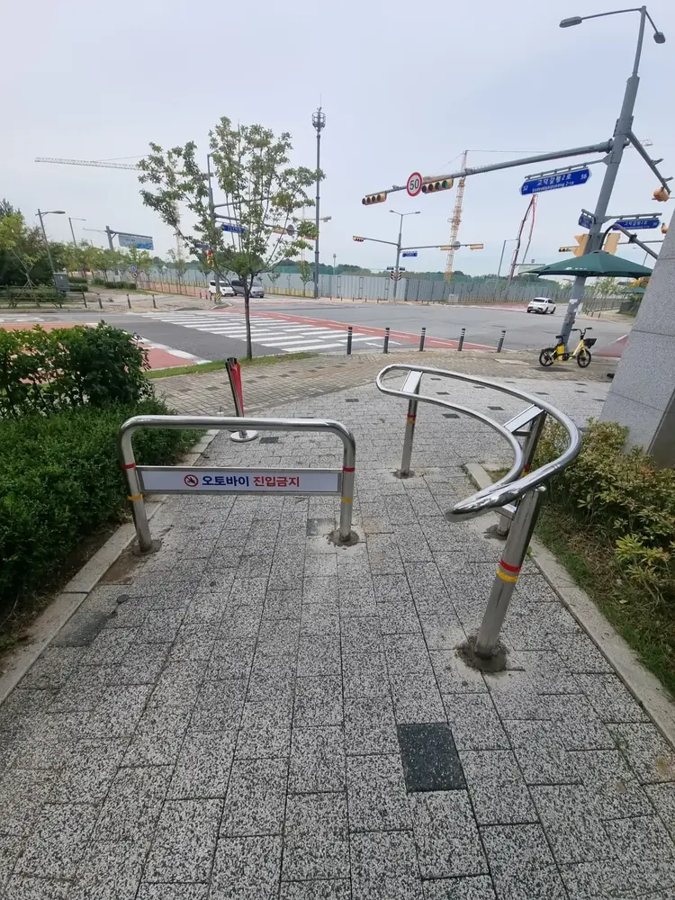 횡단보도 앞 인도 볼라드 설치