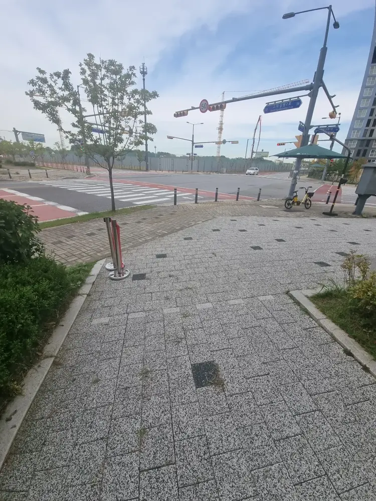 볼라드 설치 전 횡단보도 앞 인도