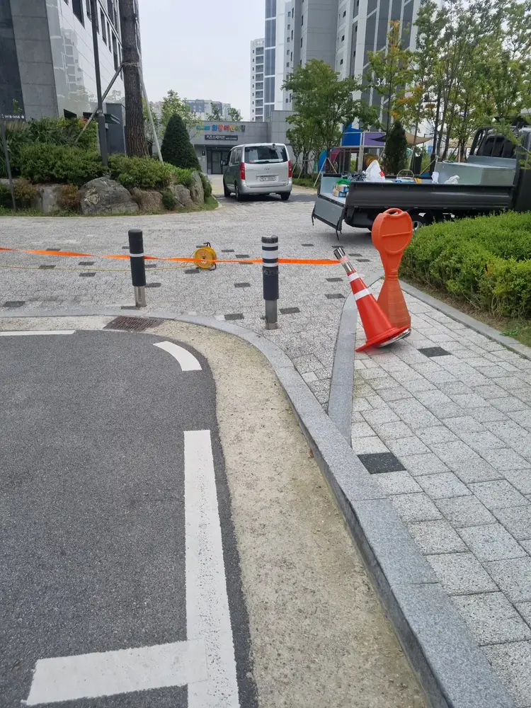 경기 신축 아파트 단지 코너 탄력 차선규제봉 설치 전경