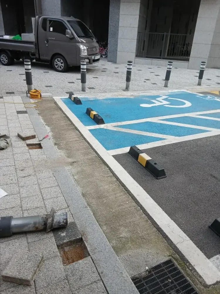 교체 전 접이식 매립형 볼라드 장애인 주차구역